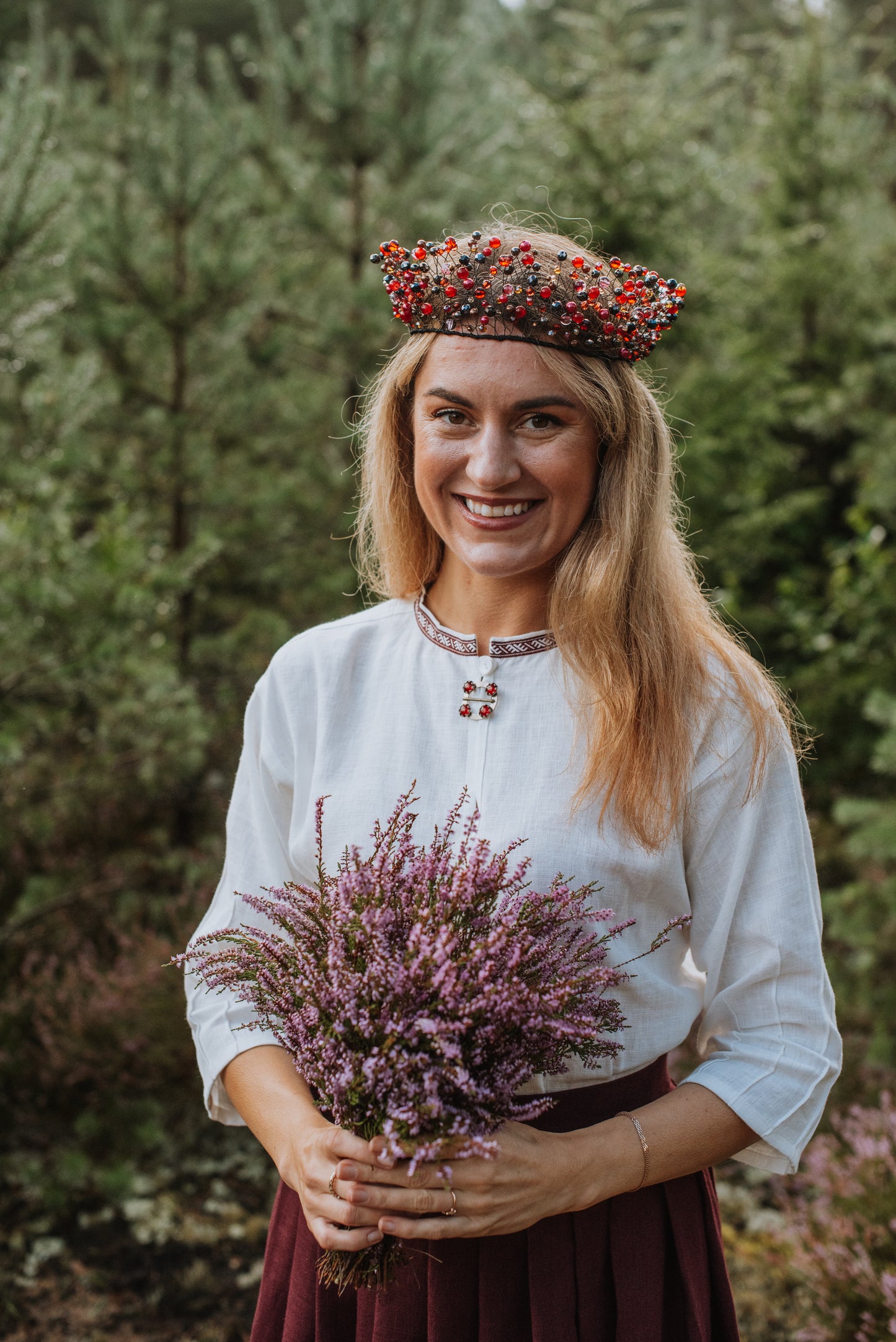 Sieviešu lina krekls balts ar sarkanu rakstainu krādziņu 38 izm