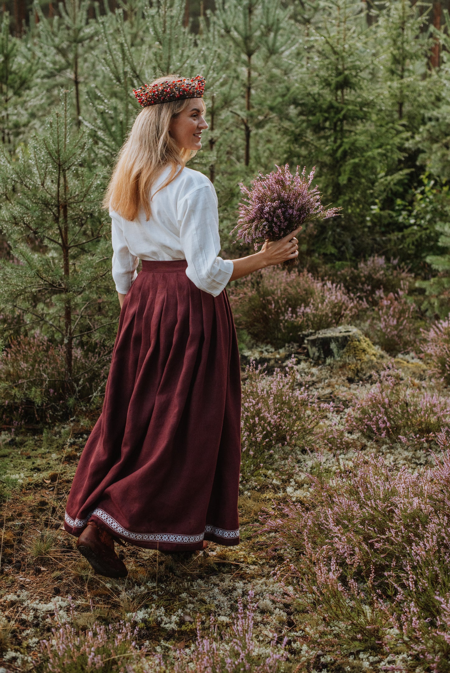 Sieviešu svārki violeti ar rakstainu lentu 40 izm