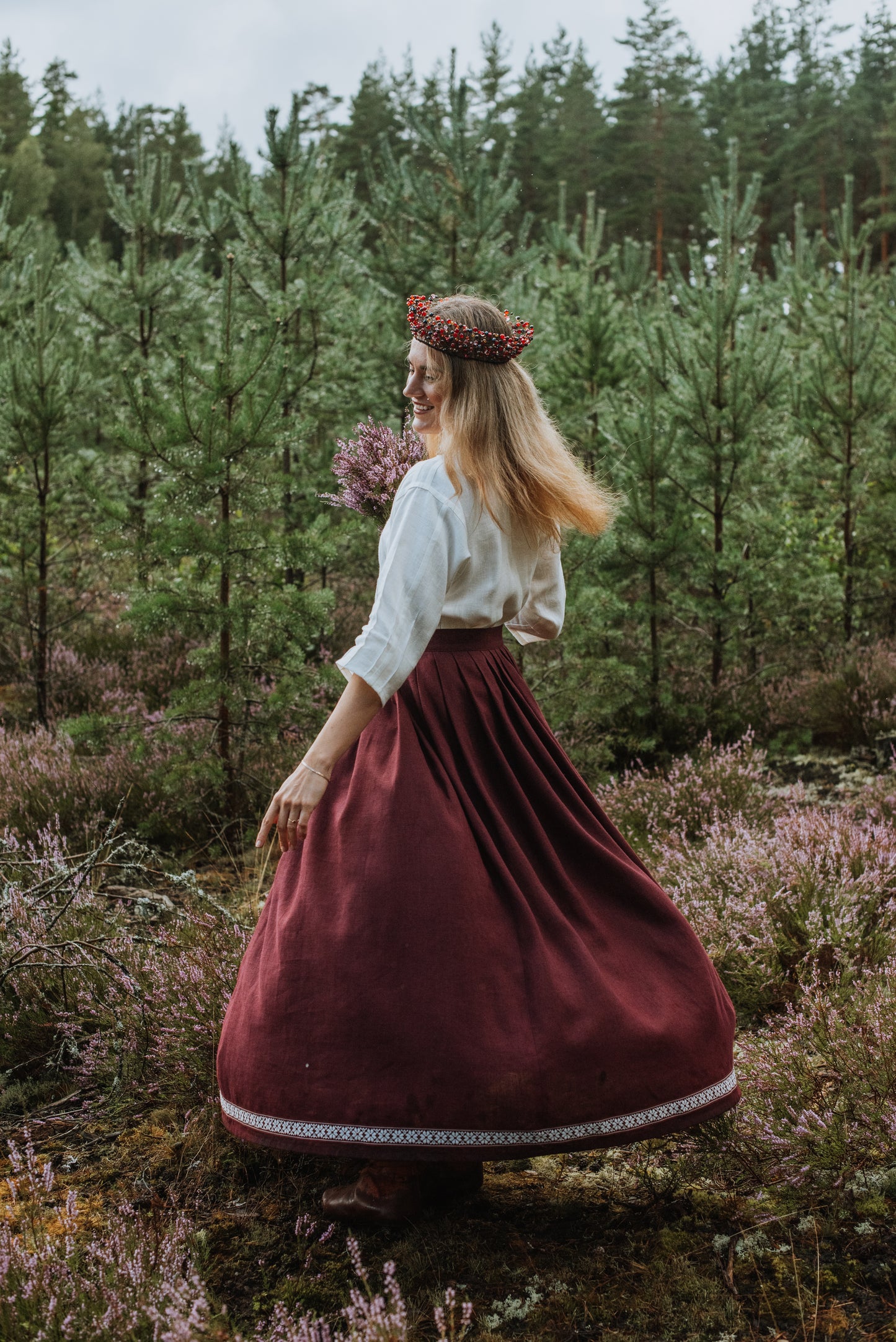 Sieviešu svārki violeti ar rakstainu lentu 40 izm